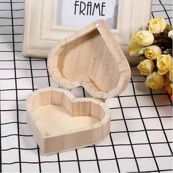 Vikye Kalp şeklinde Ahşap Kutu, 3 image Vikye Kalp şeklinde Ahşap Kutu, 3 image